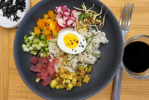 Поке с тунцом, овощами и яйцом
