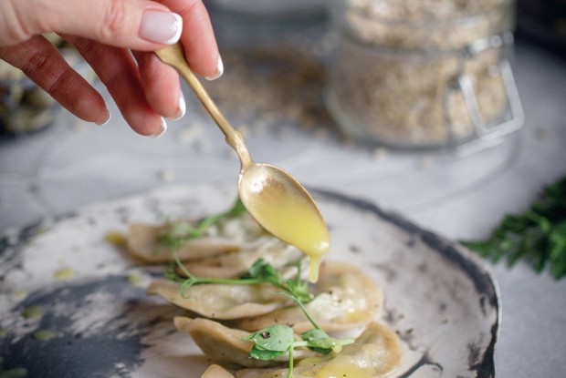 Полбяные вареники с щавелем и отварным яйцом