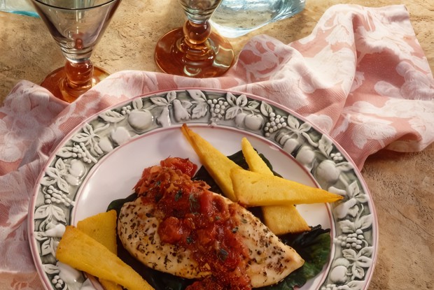 Полента на гриле с приправой из перца и базилика