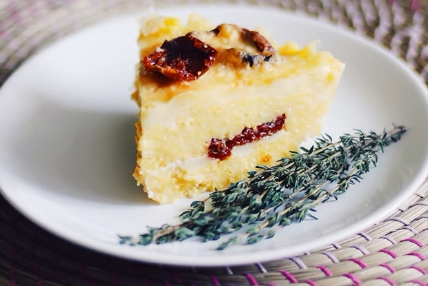 Полента с моцареллой, вялеными помидорами и пряными травами