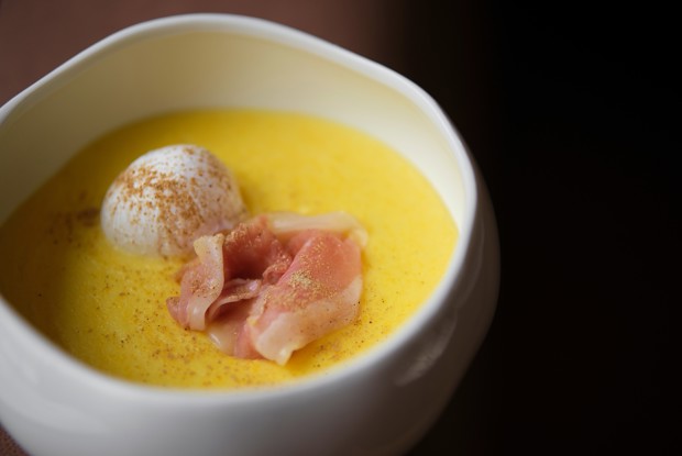 Полента с прошутто и яйцом пашот