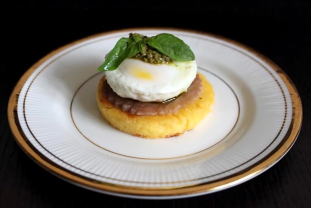 Полента с тунцом, яйцом пашот и соусом песто