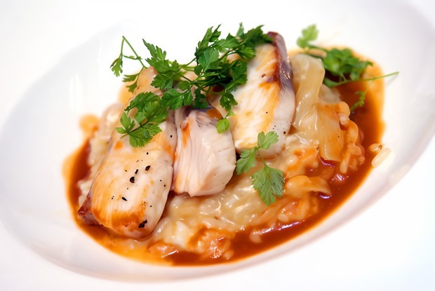 Полосатый окунь на гриле с имбирно-манговым соусом