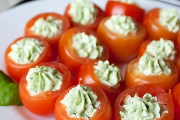 Помидоры черри фаршированные сырным кремом с базиликом