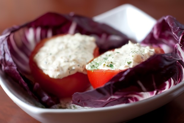 Помидоры черри с маринованной фетой и маслинами