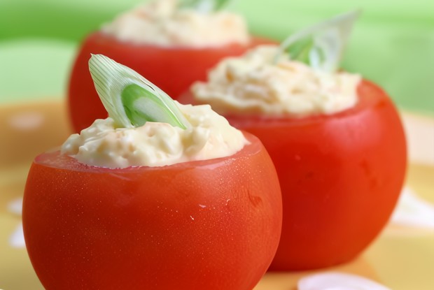 Помидоры, фаршированые творожно-овощным салатом
