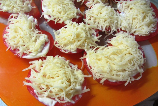 Помидоры фаршированные сыром