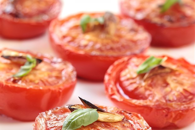 Помидоры на гриле с чесноком, орегано и пекорино-романо