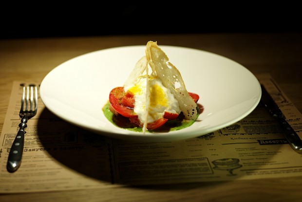 Помидоры, песто из рукколы и мусс из сметаны с творогом