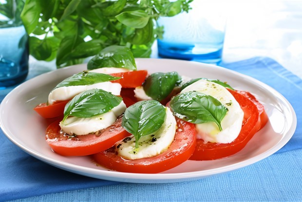 Помидоры с базиликом и моцареллой