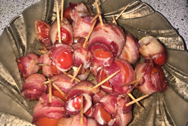 Помидорки в беконе