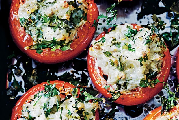 Помидоры фаршированные пшеницей, травами и козьим сыром