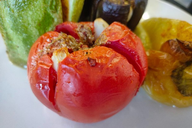 Помидоры с чесноком в духовке