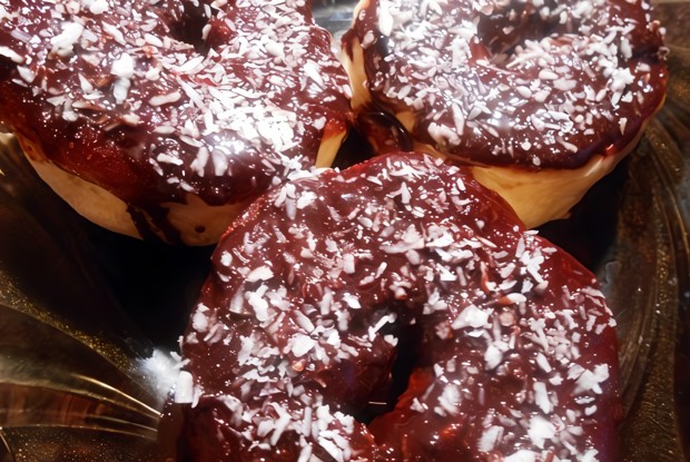 Пончики с шоколадной глазурью