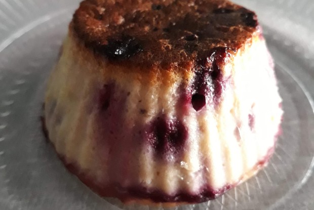 Порционная творожная запеканка с ягодами