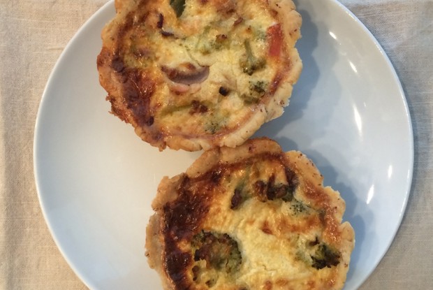 Порционные безглютеновые киши с пореем, брокколи и копченым лососем