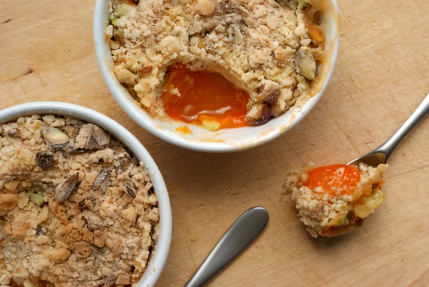 Порционный крамбл с абрикосами и фисташками