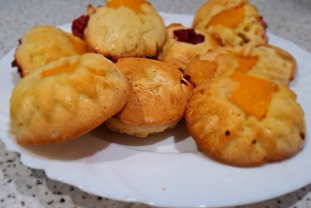 Порционные бисквиты с яблоками, персиком и малиной