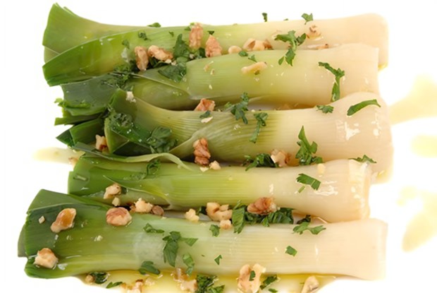 Порей с соусом из грецких орехов