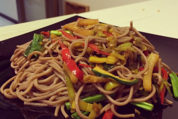 Постная азиатская лапша с овощами