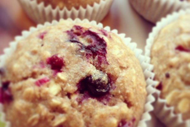 Постные овсяные маффины с красной смородиной