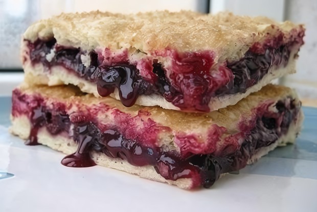 Постный пирог с черной смородиной