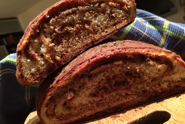 Постный полосатый свекольный хлеб