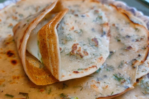 Постные лепешки с луком и укропом
