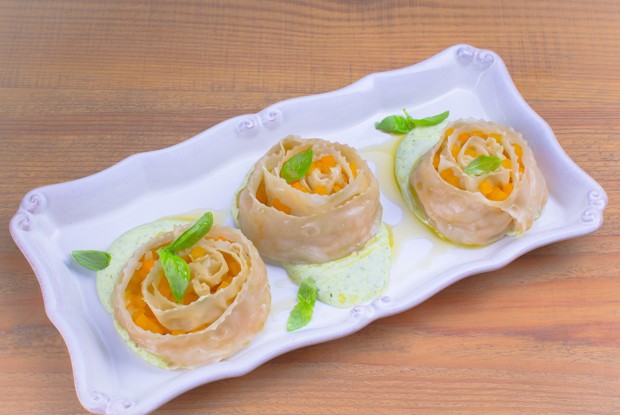 Постные манты с тыквой и соусом