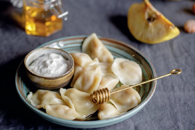 Постные вареники с айвой