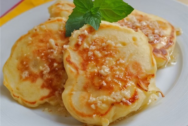 Постные яблочные оладьи с корицей