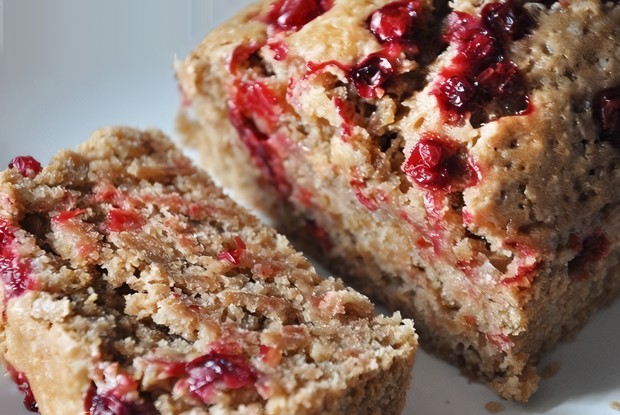 Постный кекс с миндалем и брусникой