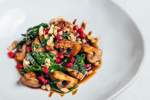 Постный салат с грибами, шпинатом и орехами