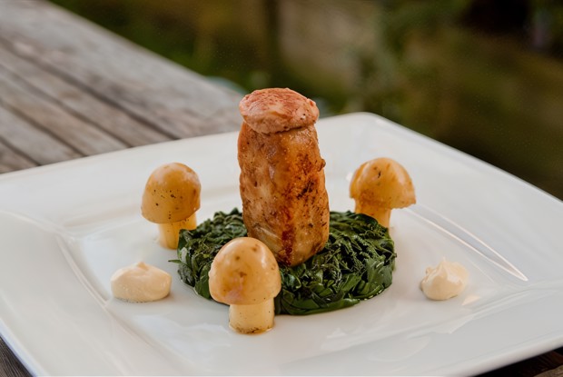 Пожарские котлеты с фуа-гра, сметанным соусом и грибами из картофеля