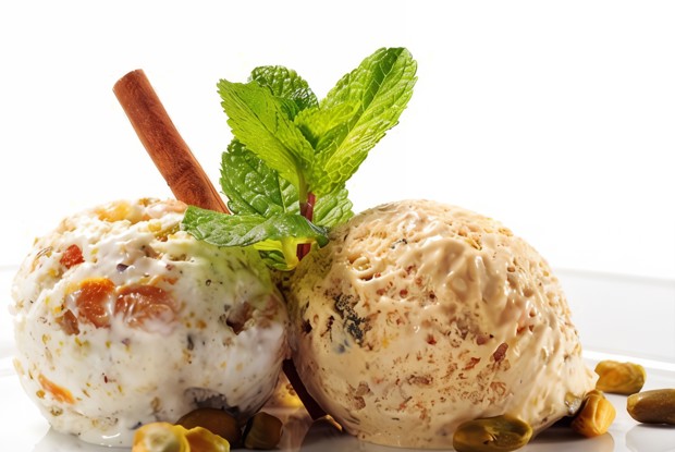 Пралиновое мороженое с темной карамелью