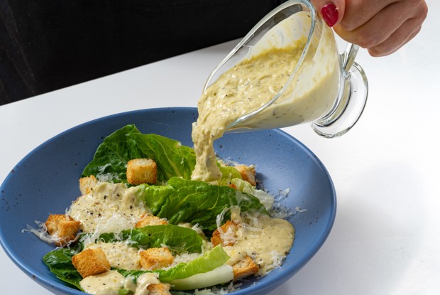 Правильная заправка для салата «Цезарь»