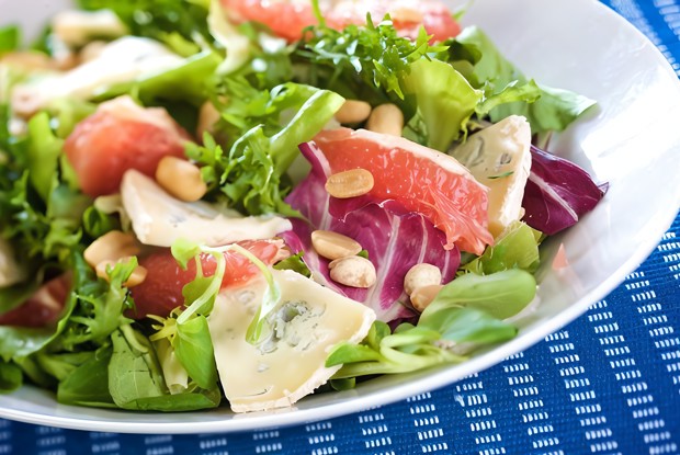 Праздничный салат с кедровыми орехами, сыром бри и шампанским