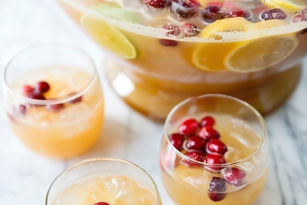 Праздничный пунш из цитрусовых , рома и амаретто