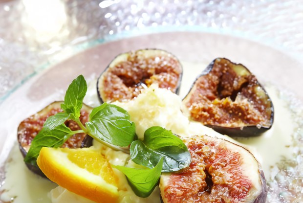 Припущенный в красном вине инжир с ванильным мороженым