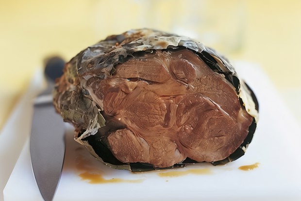 Пряная буженина, запеченная в духовке