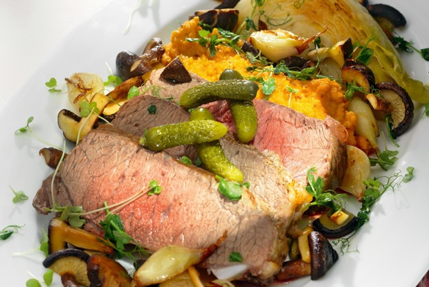 Пряная говядина с печеной молодой капустой и морковным машем