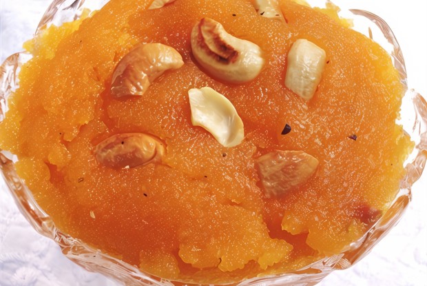 Пряная манная каша с шафраном и кешью