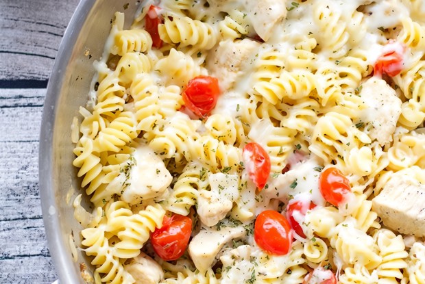 Пряная паста с курицей и помидорами
