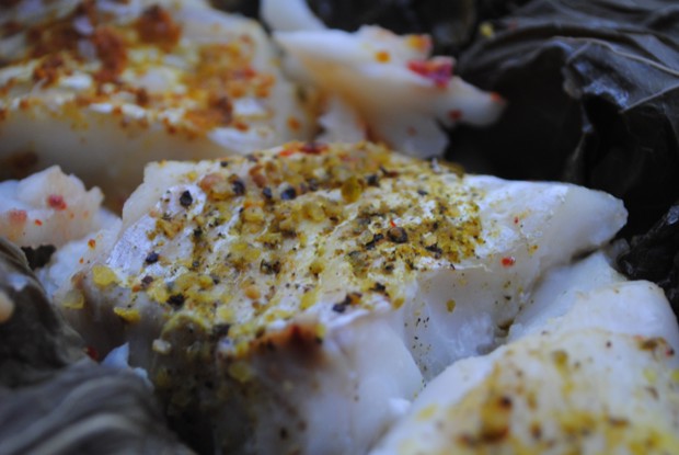 Пряная треска в листьях винограда