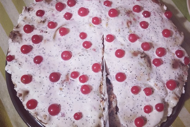 Пряничный торт с бананами и ягодами без выпечки