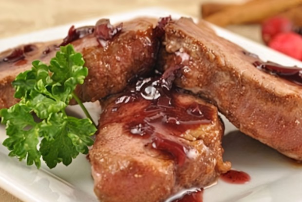 Пряные медальоны из свинины в клюквенно-апельсиновом соусе