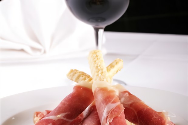 Пряные палочки с ветчиной и сыром