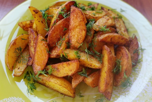 Пряный картофель по-деревенски в духовке