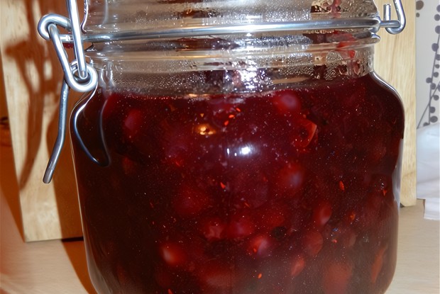 Пряный клюквенный соус со сливами и чили