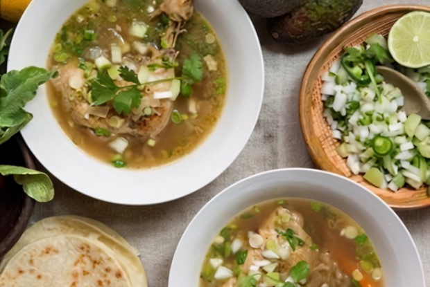 Пряный куриный суп с чесноком